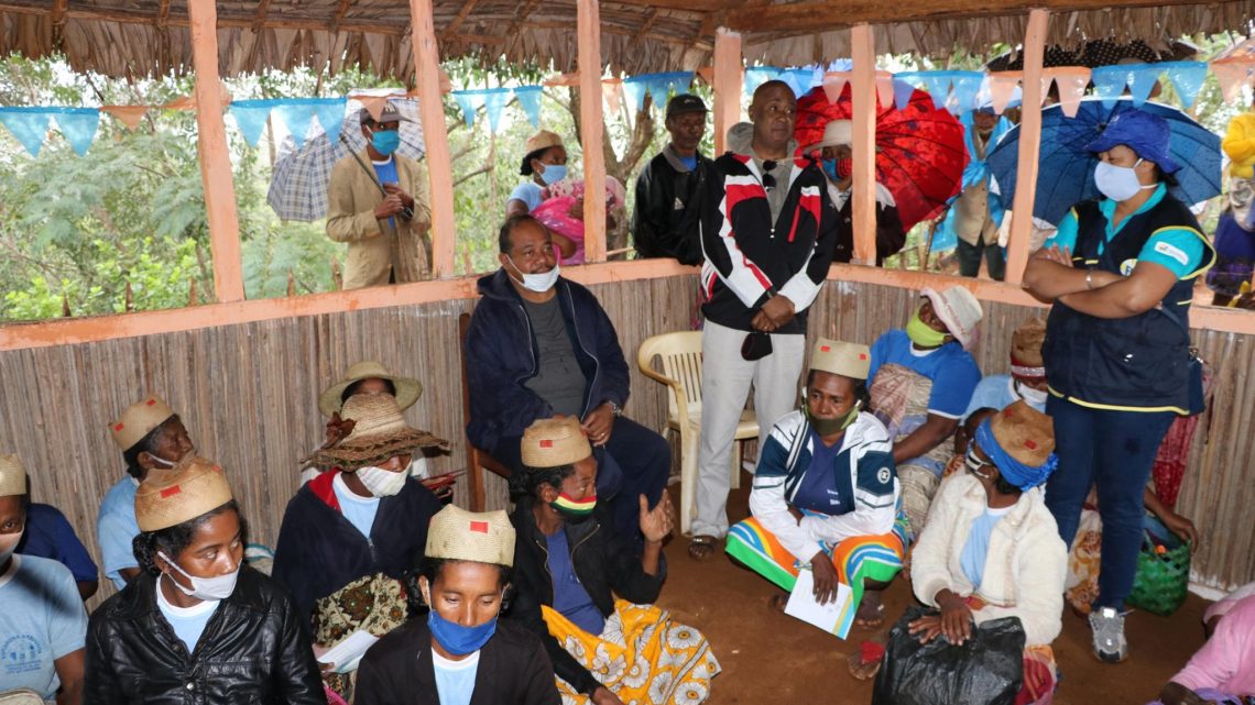 Vatsin'Ankohonana et Ndao hianatra - Vohipeno / Transfert monétaire pour le développement humain (TMDH) & let us learn (LUL): Rencontre avec les familles bénéficiaires le 25 juin 2020 Vatsin'Ankohonana et Ndao hianatra - Vohipeno / Transfert monétaire pour le développement humain (TMDH) & let us learn (LUL): Rencontre avec les familles bénéficiaires le 25 juin 2020